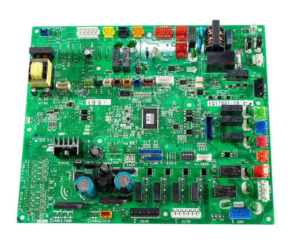 Grüne Leiterplatte von Daikin mit verschiedenen elektronischen Komponenten, Anschlüssen und Beschriftungen. Sichtbare Kondensatoren, Relais und ein Transformator.